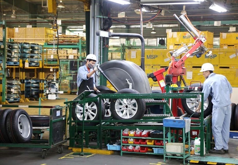 Kỹ sư Nhật Bản vận hành máy gia công sản xuất linh kiện oto lương 19 man